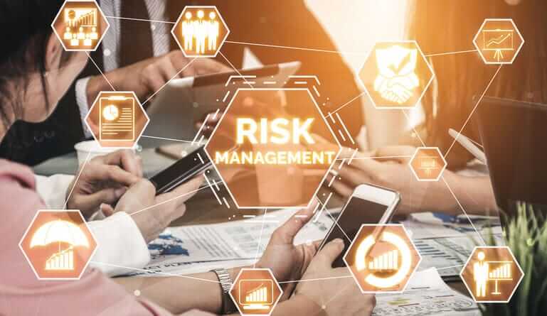 كيفية استخدام برنامج إدارة المخاطر المالية لقرارات العمل